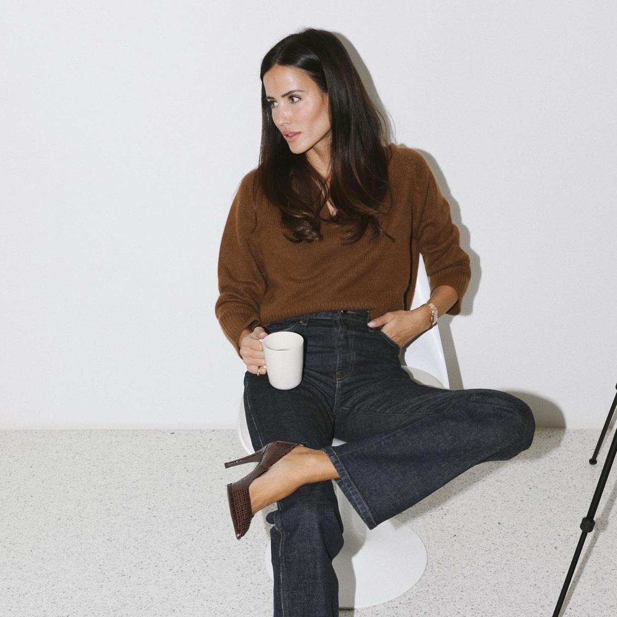 Diseñadora Alex Rivière Sieber con taza de café