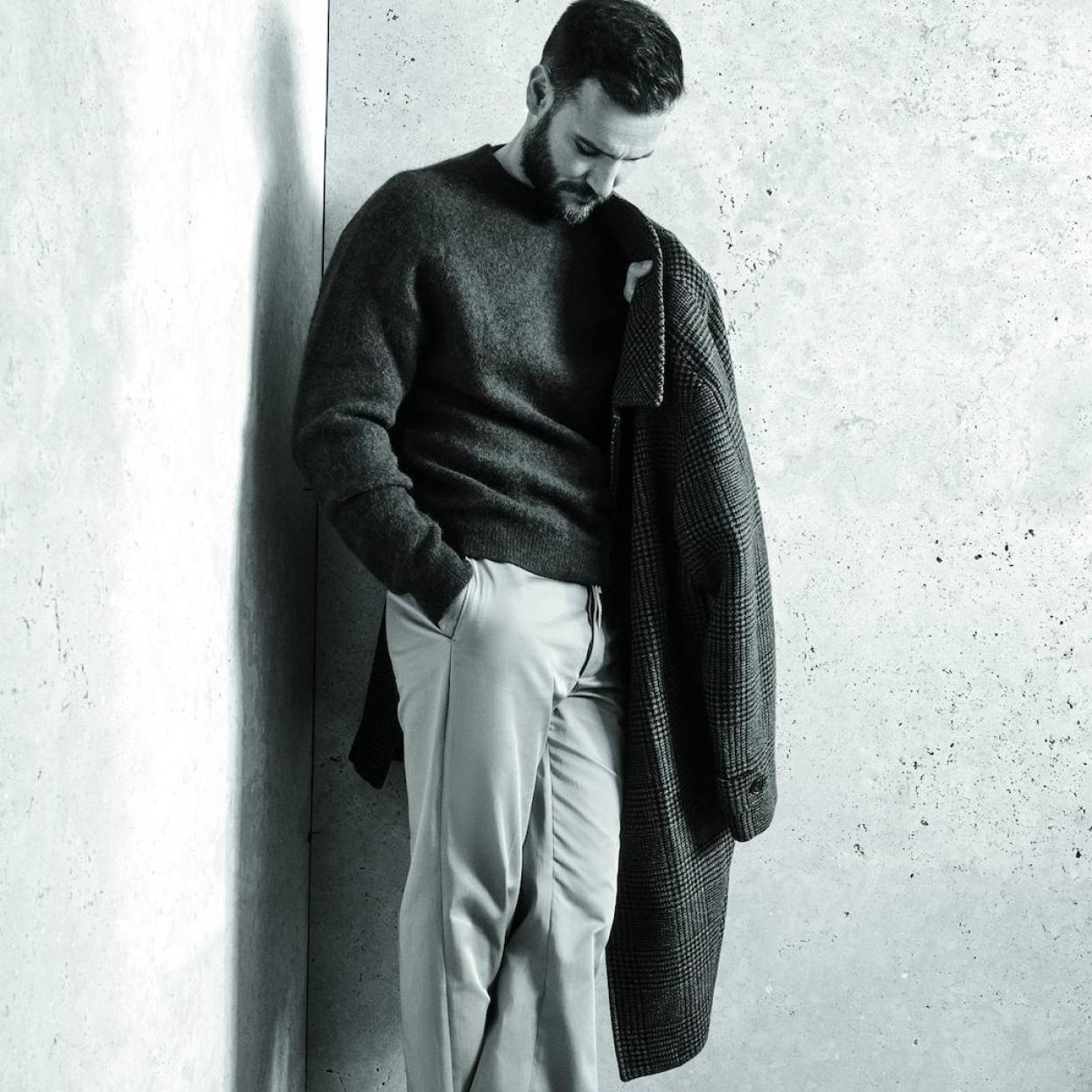 Saúl Craviotto con jersey de Adolfo Domínguez, pantalón de Marni en Mytheresa, calcetines de Calzedonia y zapatos de El Corte Inglés.