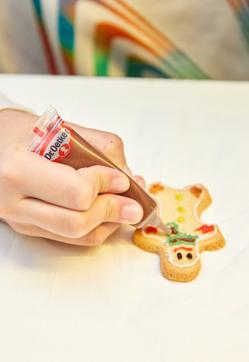 Imagen secundaria 2 - Los peques se lo pasaron en grande creando sus propios adornos para el árbol de Navidad o haciendo galletas de jengibre.