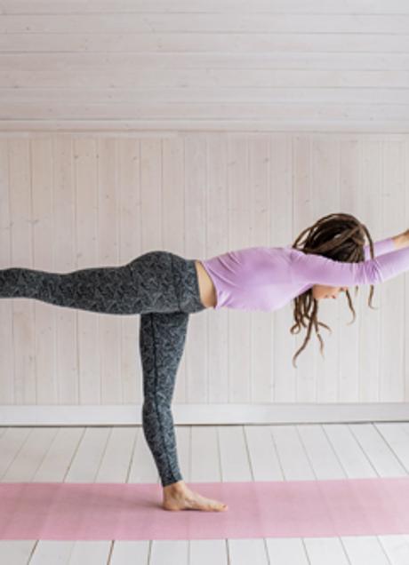 Imagen - Mujer haciendo Tuladandasana/PEXELS