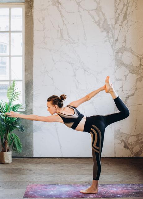 Imagen - Mujer haciendo Tuladandasana/PEXELS