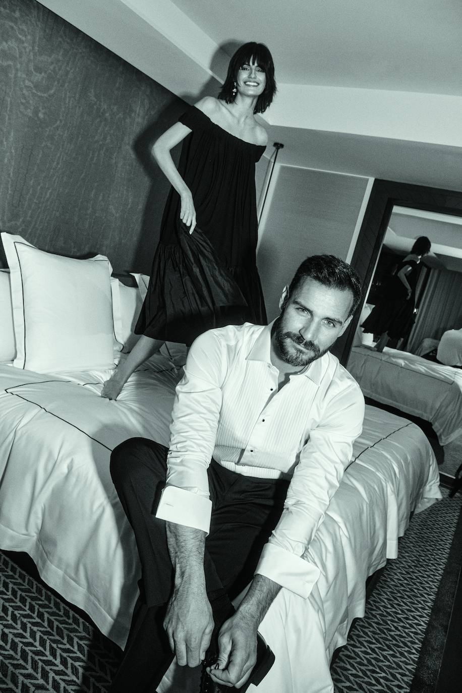 En una de las suites del Hotel Rosebood Villa Magna, Nuria lleva vestido de AZ Factory y pendientes de Dior. Saúl, camisa y pantalón de Mirto y zapatos de El Corte Inglés.