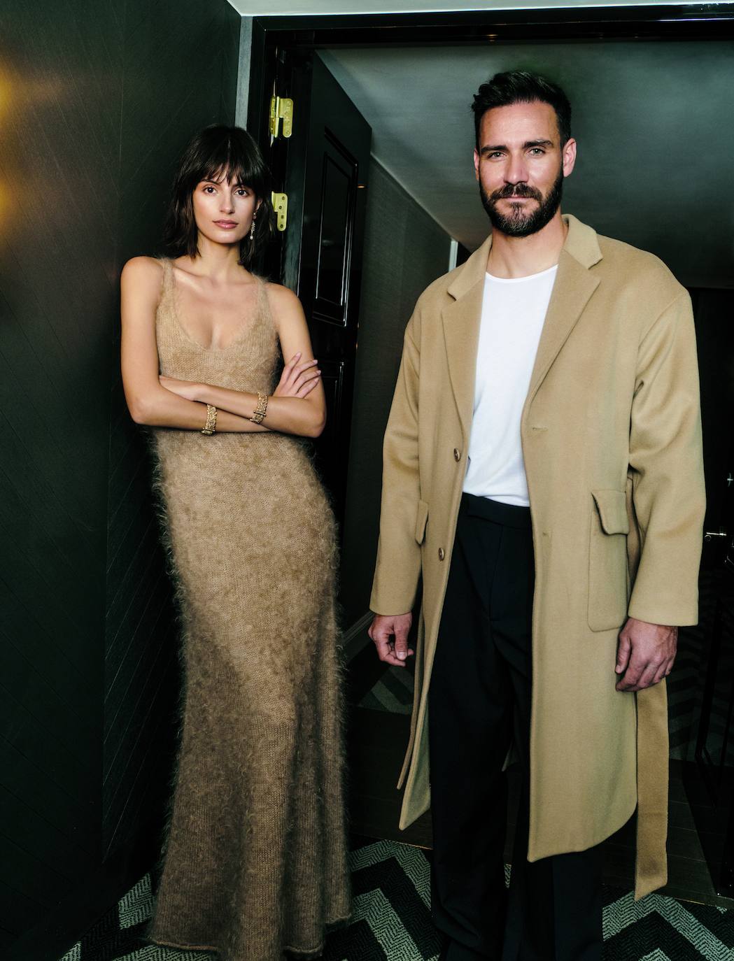 Ella lleva vestido de By Malene Birger, y pendientes y pulseras de Dior. Él, abrigo y camiseta de Adolfo Domínguez y pantalón de The Frankie Shop.