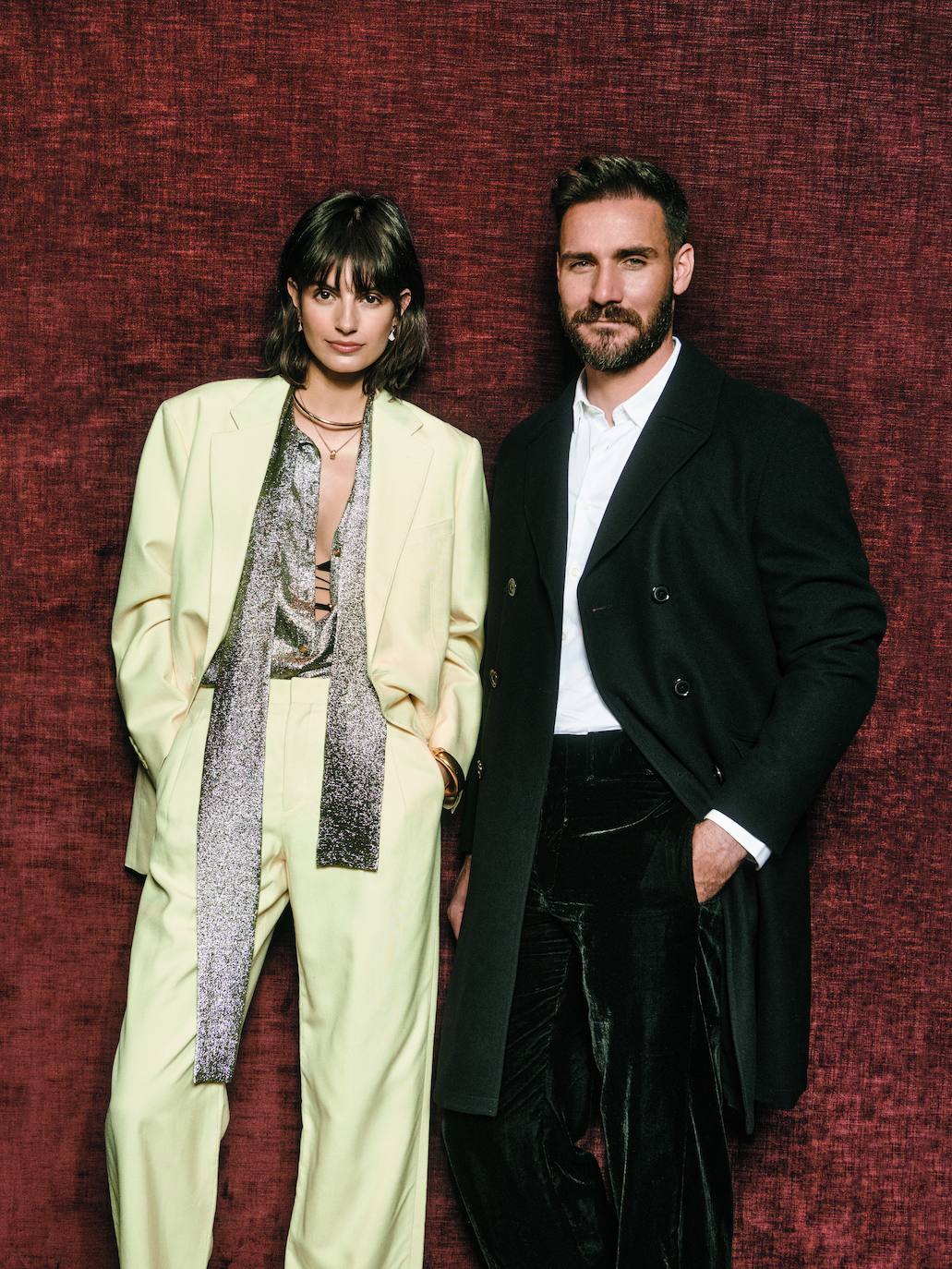 Nuria viste traje de chaqueta y pantalón, y camisa, de Celine. Los pendientes y el colgante son de Bulgari, y la gargantilla rígida y la pulsera, de Pomellato. Saúl lleva abrigo de Pedro del Hierro, camisa de Hackett y pantalón de Armani.