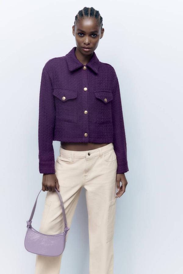Chaqueta en tejido de estructura con corte cuadrado, manga larga cuello solapa, bolsillos y cierre de botones, en morado, de Zara. Cuesta 39,99 euros.