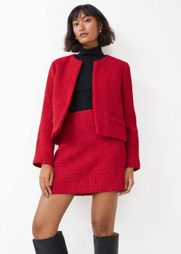 Chaqueta en tejido de tweed con diseño cuadrado, manga larga, cierre oculto, cuello redondo y bolsillos, color rojo, de & Other Stories. La encontrarás a 179 euros.