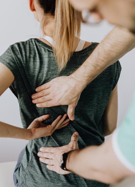 Imagen - Mujer con dolor de espalda/PEXELS