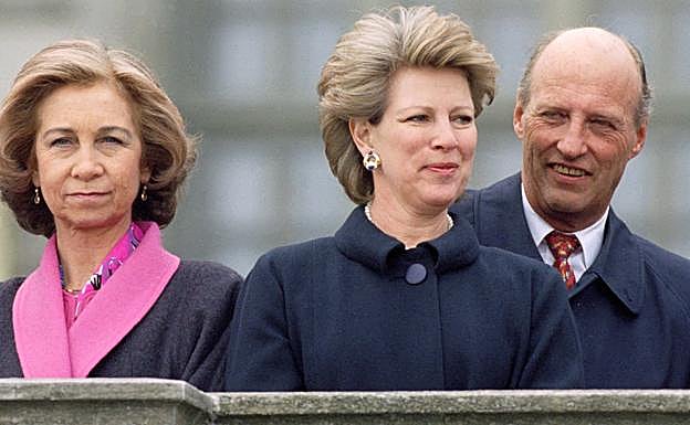 Sofía de Grecia y Harald de Noruega, en compañía de Ana María de Grecia.
