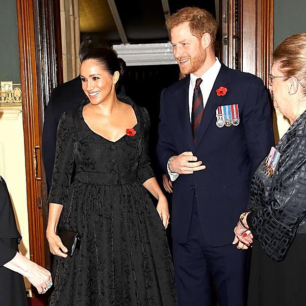 La misma desprotección que el príncipe Harry sintió en su adolescencia recayó en Meghan Markle desde el momento en que anunció su compromiso. 