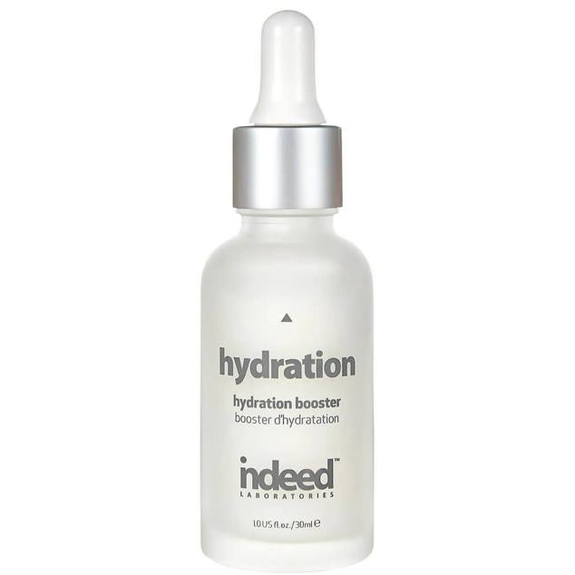 Hydration Booster de Indeed Labs es un potenciador de la hidratación ultra concentrado diseñado para reforzar la barrera de la piel, aumentar la circulación, retexturizar, rellenar, mejorar la elasticidad y revitalizar la piel. Este fluido emplea el activo hidratante Revidrate™, niacinamida, fosfolípidos y extracto de soja, manteniendo la humedad en lo más profundo y disminuyendo la apariencia de los signos del envejecimiento.