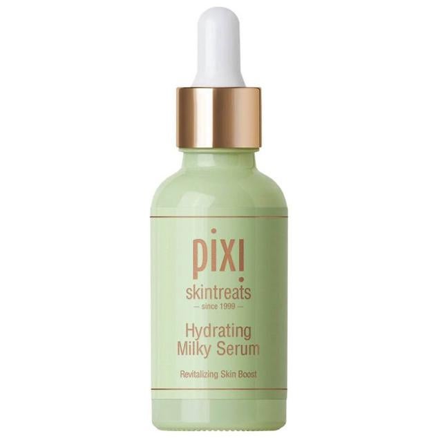 Hydrating Milky Serum de Pixi rejuvenece la piel a través de una intensa hidratación que aumenta la elasticidad, rellena, tersa y deja la textura más sedosa. Se absorbe rápidamente y, además revitaliza la apariencia con una luminosidad natural. Su fórmula contiene aceite de jojoba y rosa antioxidantes, aloe vera, escualeno y vitamina C, para proteger, igualar el tono y disminuir los signos de la edad.