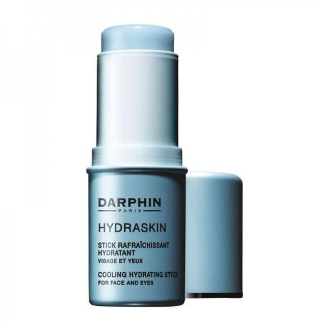 Hydraskin Cooling Hydrating Stick de Darphin es un tratamiento en barra hidratante y refrescante que aporta humedad, relleno y tersura al instante, a la vez que revitaliza el rostro. Esto se consigue gracias a las algas congeladas, el ácido hialurónico y el extracto antioxidante de granada, que incrementan la elasticidad, suavidad y densidad de la piel, así como extraen su brillo natural.