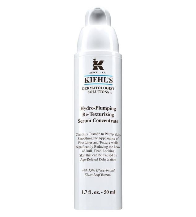 Hydro-Plumping Re-Texturizing Serum Concentrate de Kiehl’s se trata de un potente concentrado hidratante que penetra hasta 10 capas de profundidad para suavizas textura y líneas de expresión, reafirmar y obtener un efecto relleno de la piel. Utiliza la tecnología patentada Serum-to-Liquid que aumenta la elasticidad y el rebote del cutis, mientras mejora el aspecto de la piel fatigada mediante la gluconolactona, la adenosina, la glicerina y la vitamina E.
