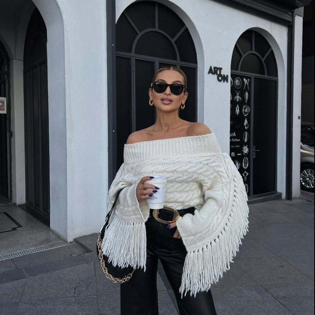 La influencer lleva un elegante jersey con escote barco