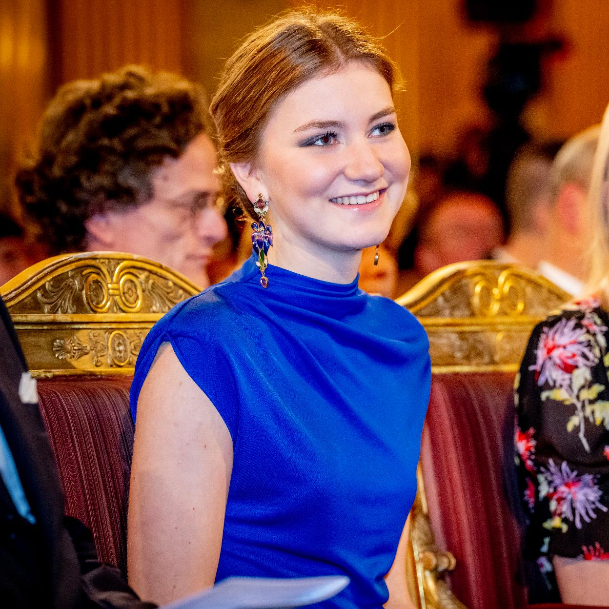 La princesa Elisabeth de Bélgica sonriente en el conicerto de Navidad.