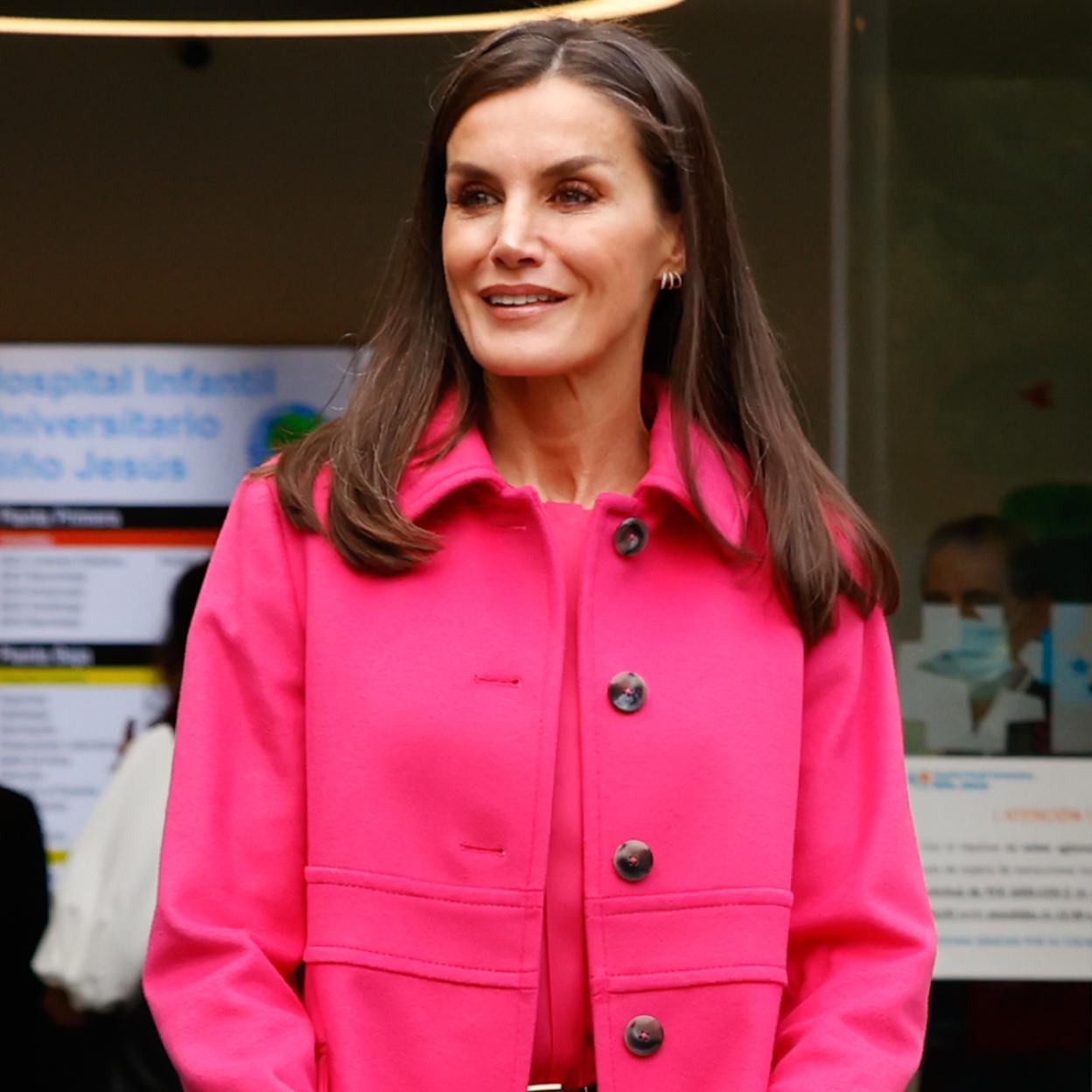 La reina Letizia con un abrigo rosa.