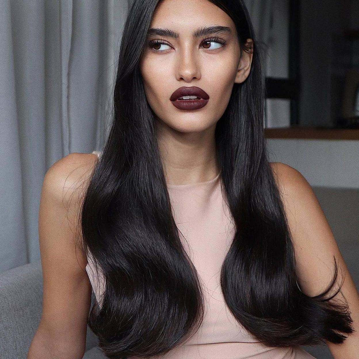 La melena sedosa de la modelo se obtiene con estos sérums en aceite