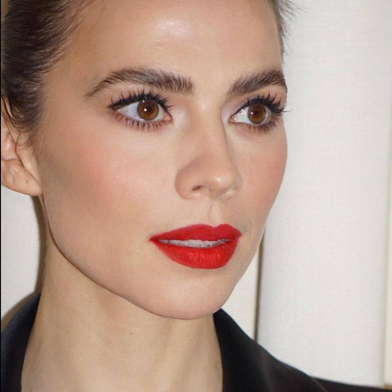 Unas pestañas tan largas y definidas como Hayley Atwell se consiguen con estos sérums