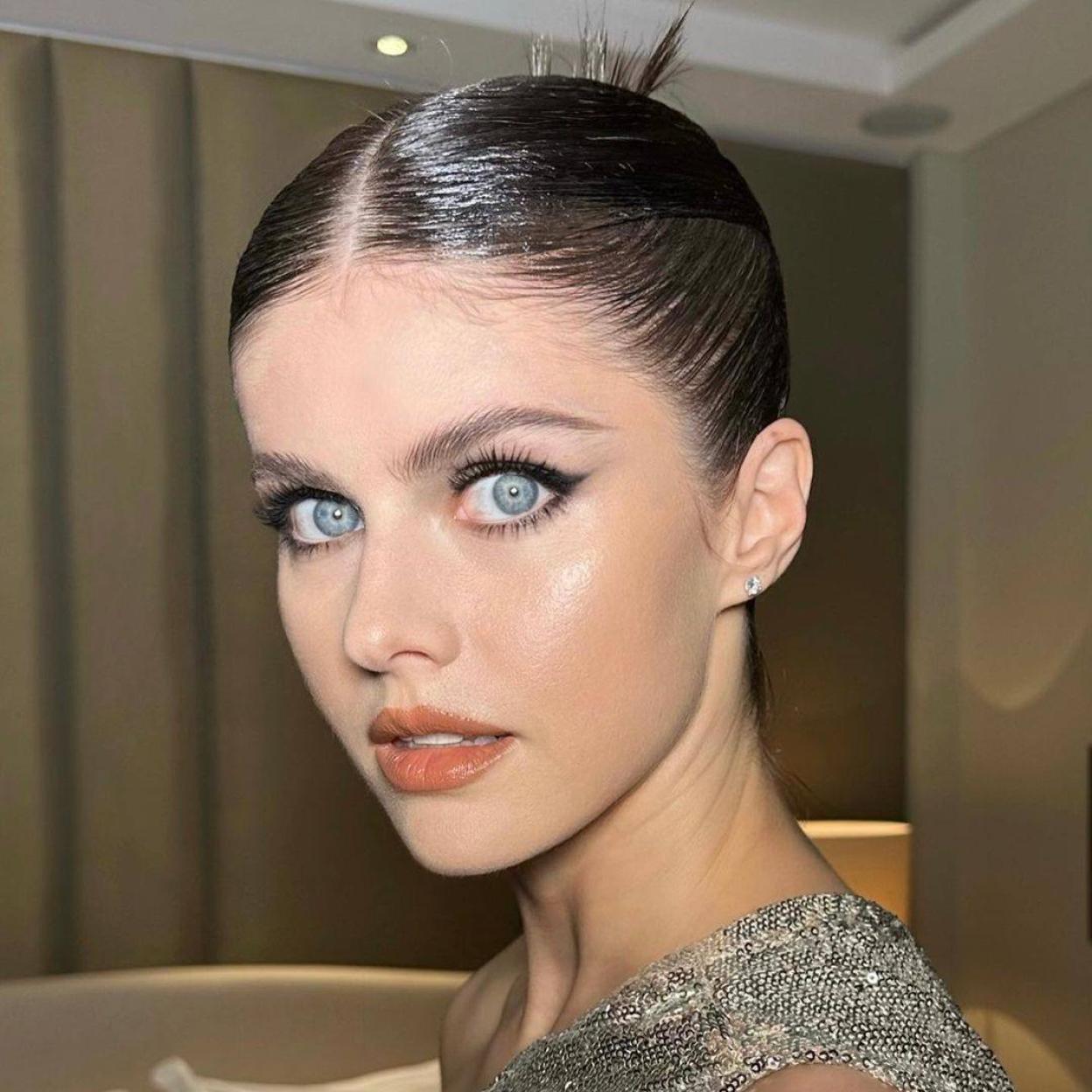 Presume de la mirada radiante y abierta de Alexandra Daddario con estas sombras líquidas