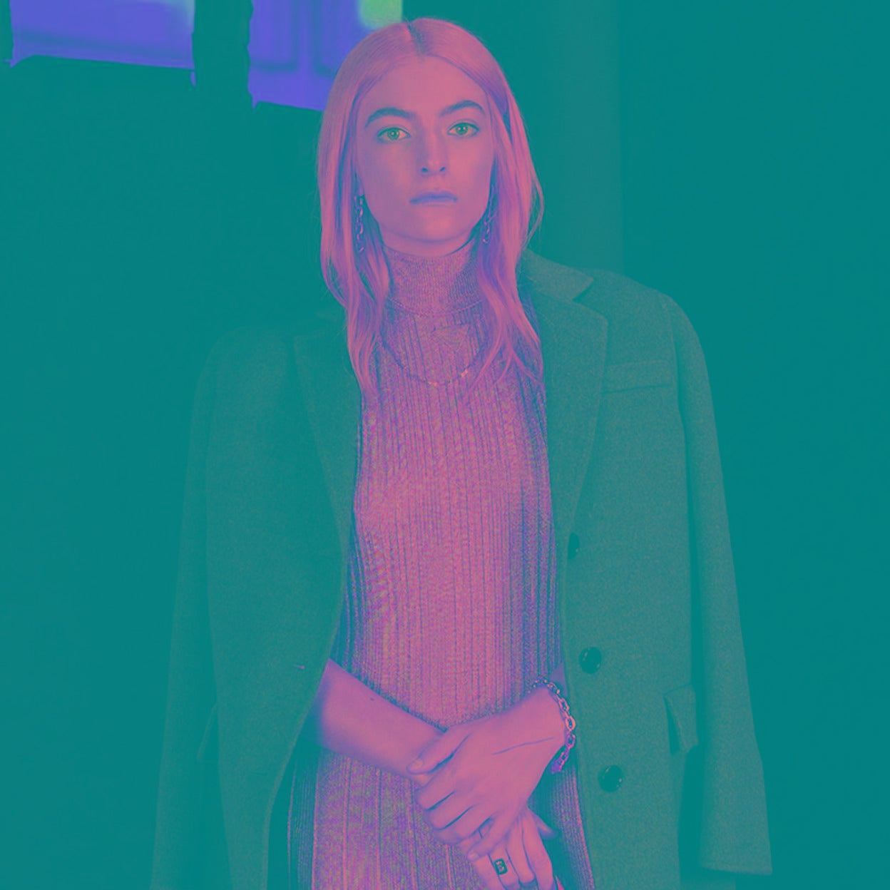 La cantante Lorde lleva el vestido más espectacular de la propuesta de Prada para las fiestas de 2023: un diseño confeccionado en lamé dorado. 