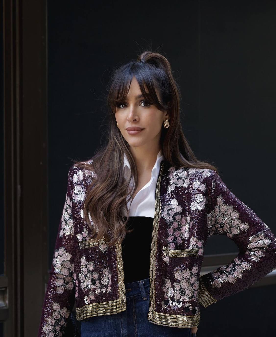 Los semirecogidos también pueden tener su  efecto lifting . Si no que se lo digan al bautizado como el 'High ponytail', un estilismo que hizo viral la cantante Ariana Grande. El peinado está compuesto por parte de la melena suelta, mientras que el pelo de la zona alta se recoge en una coleta alta. Un look al que ya se ha rendido la influencer  Rocío Osorno , que cuenta con más de 1,5 millones de seguidores en su cuenta de Instagram. Eso sí, si apartamos de nuestro rostro el flequillo o los mechones delanteros, el resultado rejuvenecedor será mucho mayor. 