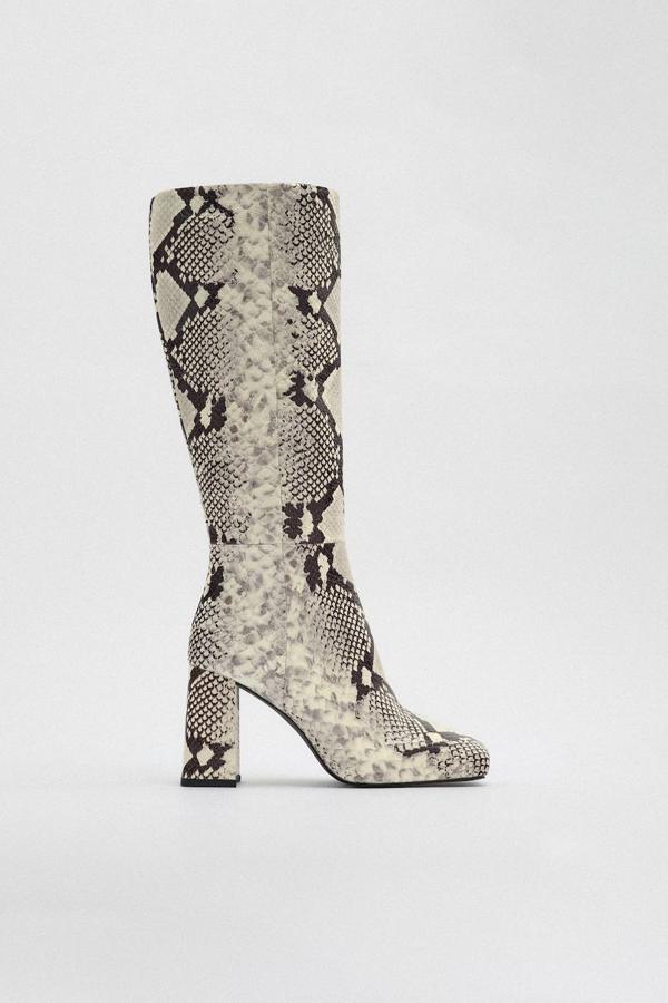 Botas en tejido de piel con caña alta, punta redonda, tacón ancho y estampado animal de serpiente, de Zara. Están disponibles a 129 euros.