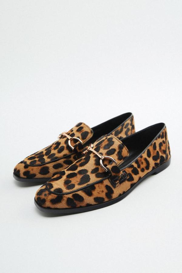 Mocasines en tejido de piel con punta redondeada, hebilla dorada y estampado animal de leopardo, de Zara. Encuéntralos por 49,95 euros.