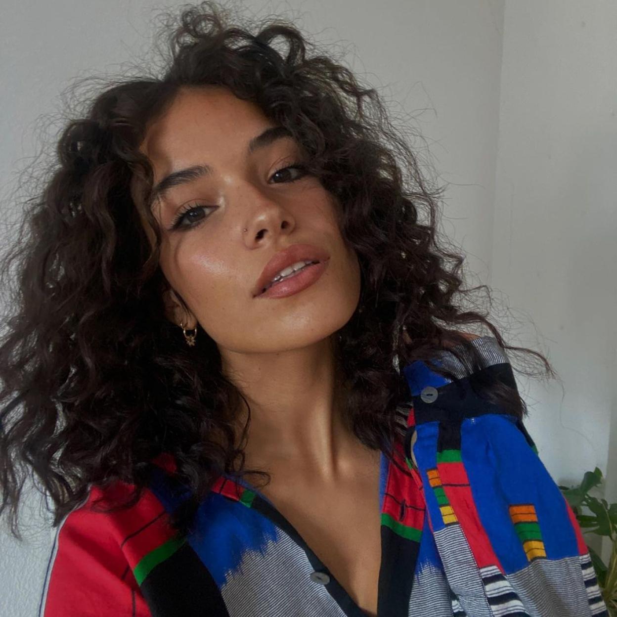 Hemos encontrado los mejores champús para pelo rizado que aportan brillo y suavidad.