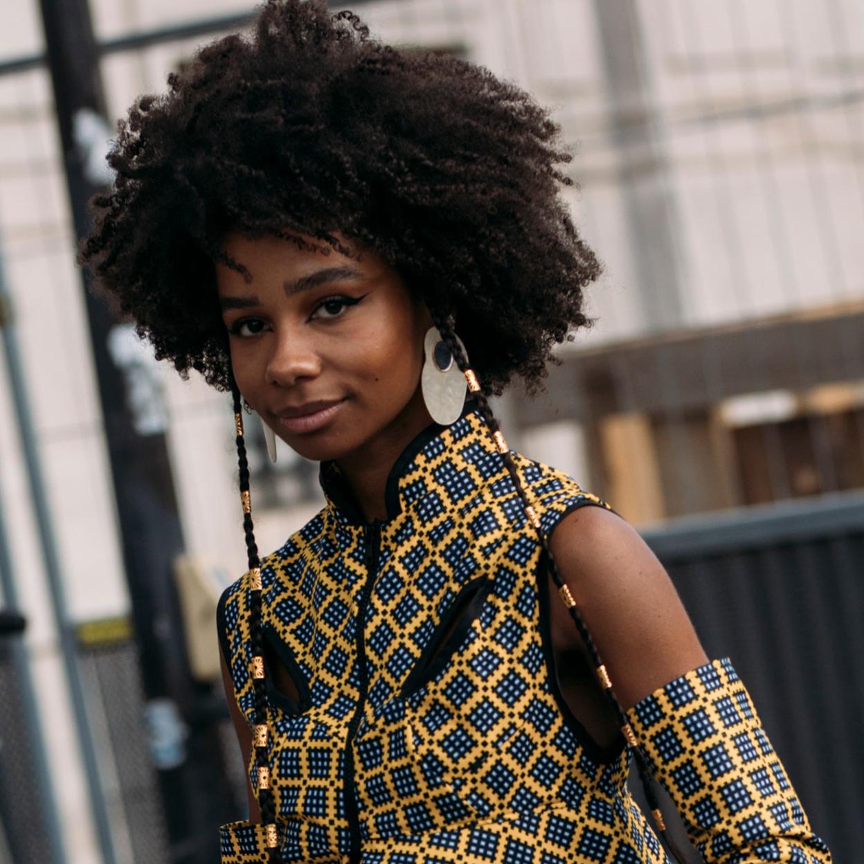 Mujer en el street style con pelo rizado.