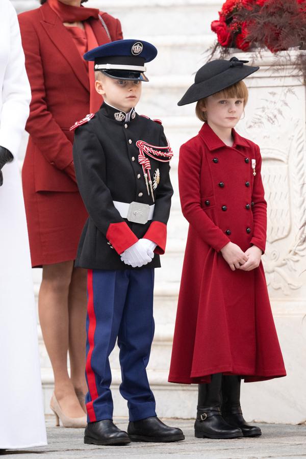 En el último día Nacional de Mónaco, la imagen de los hijos de Alberto y Charlene no pasó desapercibida. La princesa triunfó con un abrigo rojo, botas negras y el sombrero de su madre.