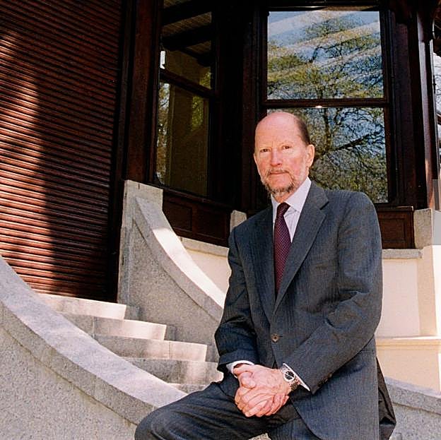 Simeón de Bulgaria en el exterior de su residencia oficial, el palacio de Vrana