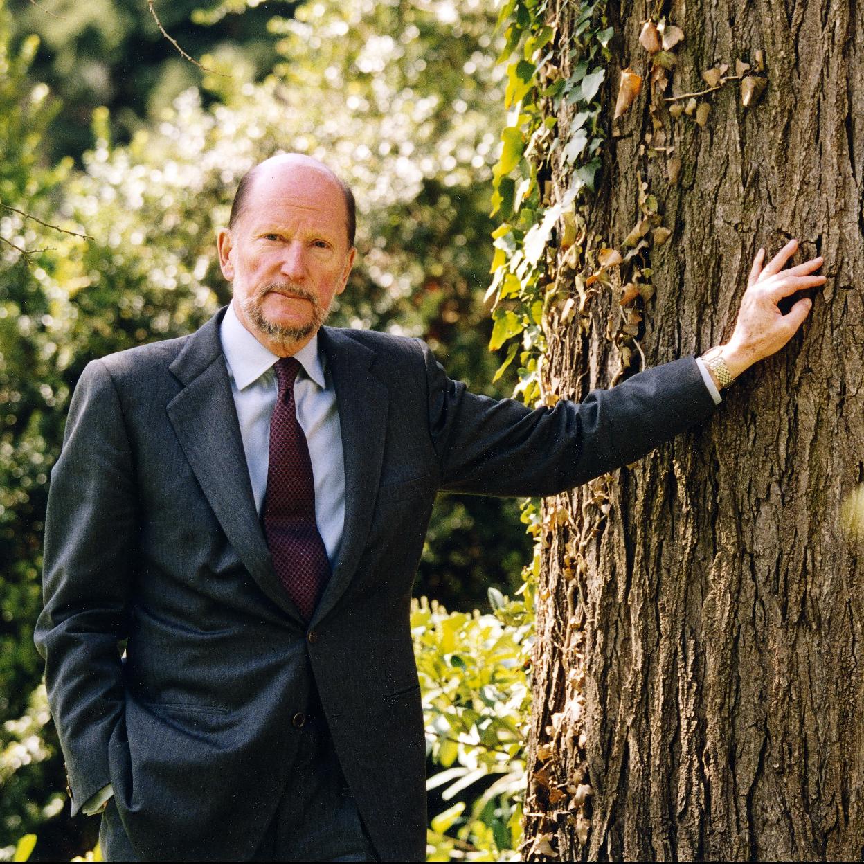 Simeón de Bulgaria, en los jardines de el palacio de Vrana, su residencia oficial