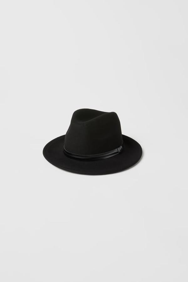 Sombrero negro de Zara de niña (14,95 euros).