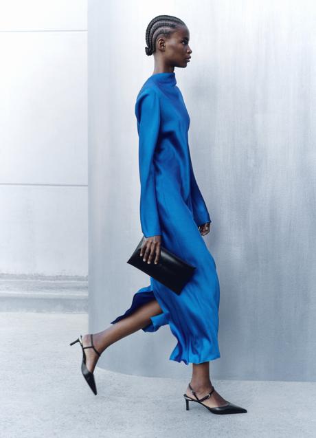 Imagen - Vestido satinado azul eléctrico Massimo Dutti.