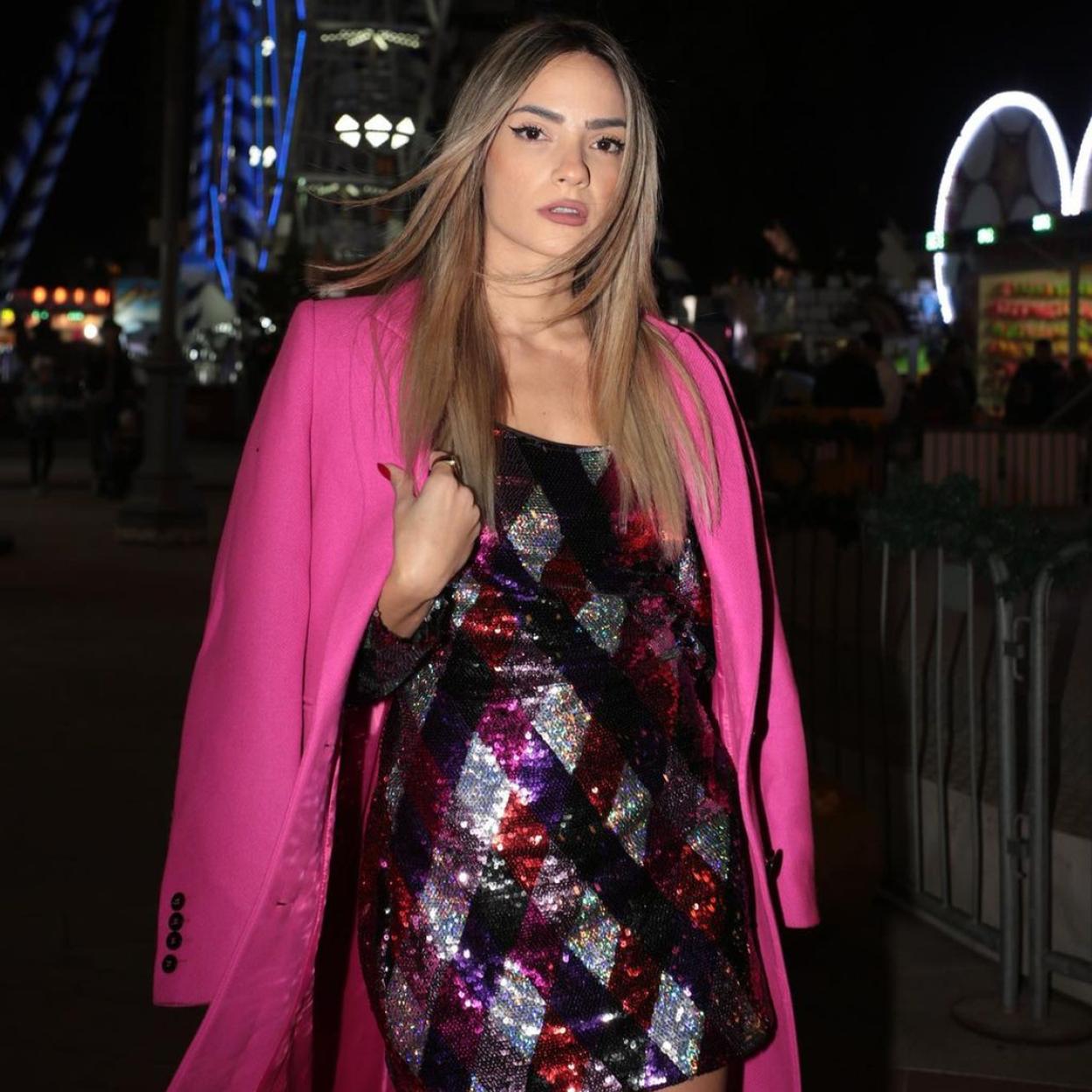 Una influencer con el vestido de lentejuelas de Sfera. 
