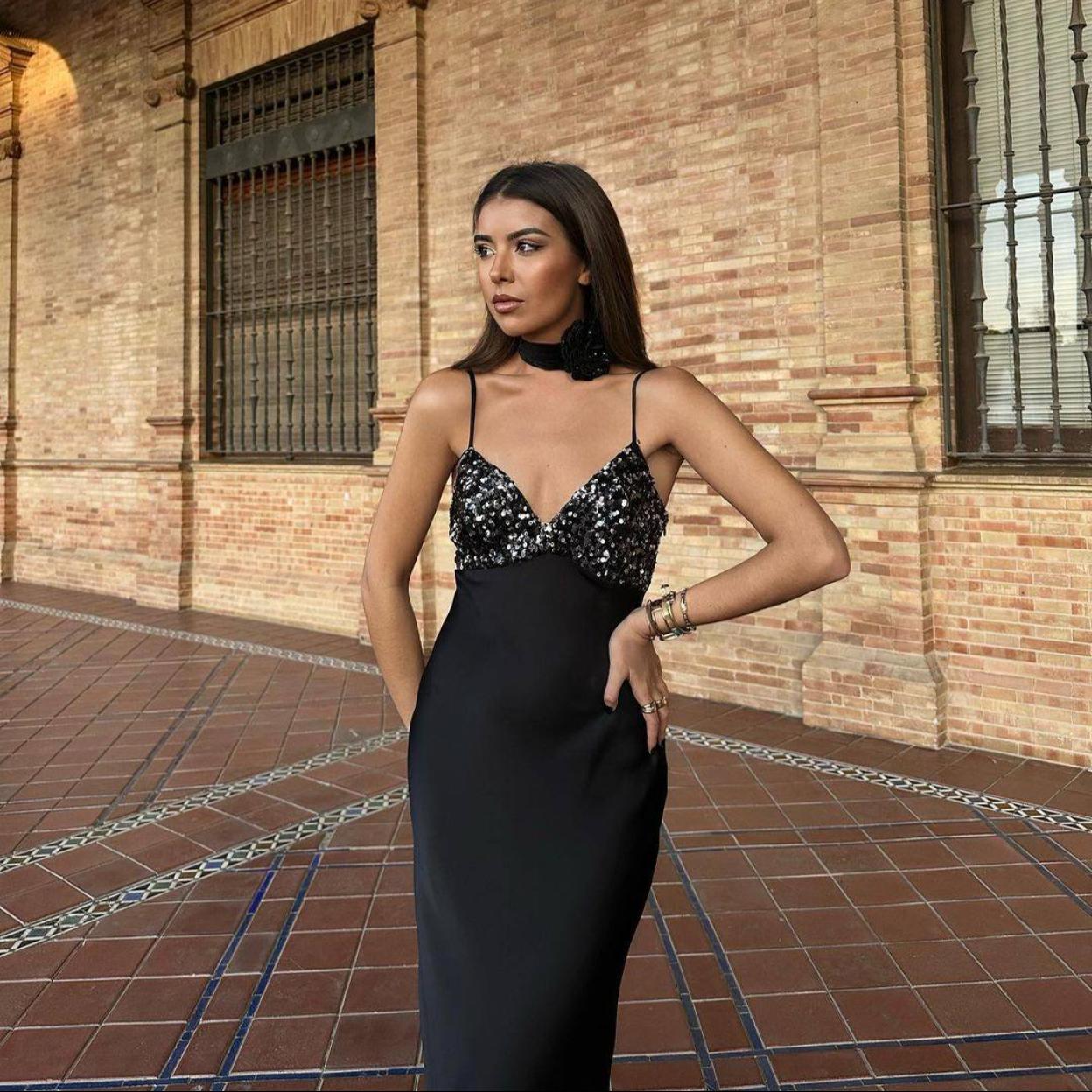 La influencer lleva un vestido negro lencero con lentejuelas de Zara