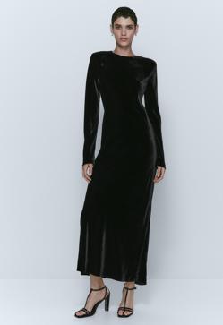 Imagen secundaria 2 - Vestido de terciopelo de Massimo Dutti. (169 euros).