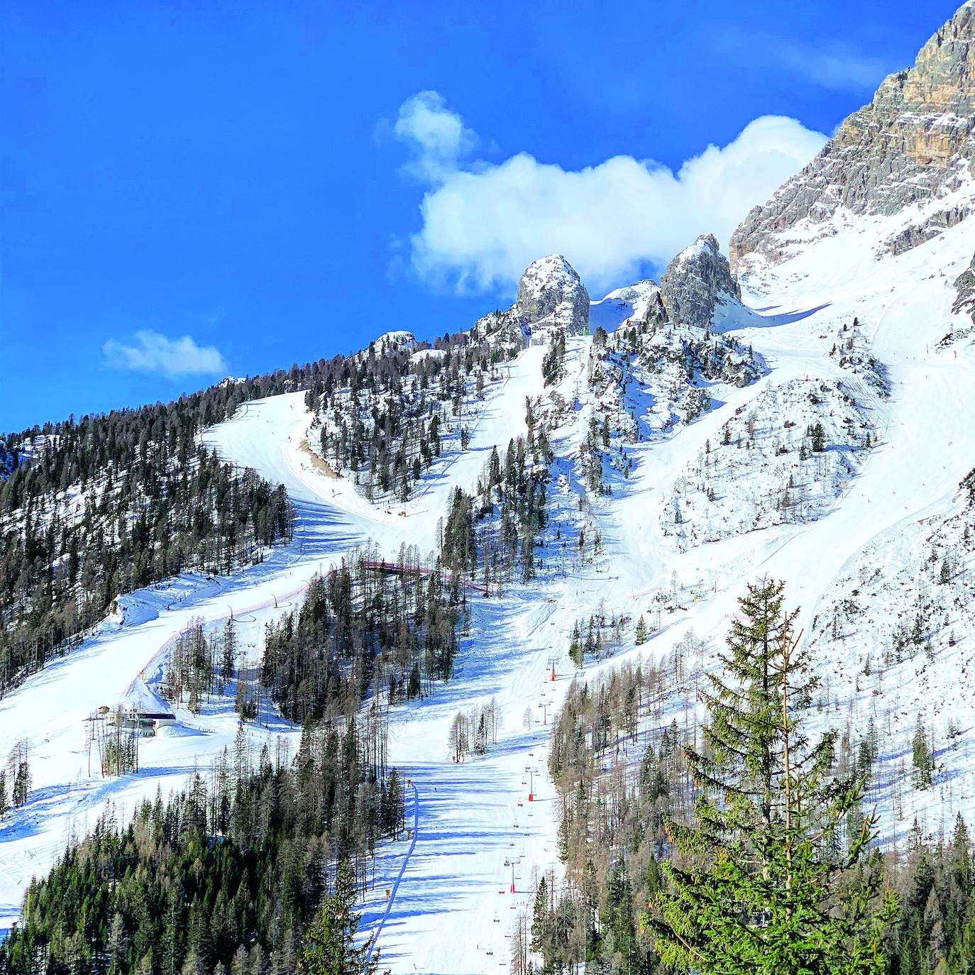 Si hay una estación de esquí alpina vinculada al glamour, esa es la de Cortina d’Ampezzo, por cuyas pistas bajaron Liz Taylor, Frank Sinatra o Sophia Loren. Hoy el parque natural italiano es Patrimonio de la Humanidad, con picos majestuosos que se tiñen de rosa y púrpura al atardecer, bosques, cascadas, lagos y más de 1.220 km de pistas. Un paraíso para disfrutar de todos los deportes de nieve, desde el esquí alpino al de fondo, en rincones vírgenes. Y para reponer fuerzas, spas en la nieve y refugios con restaurantes de deliciosa comida. 