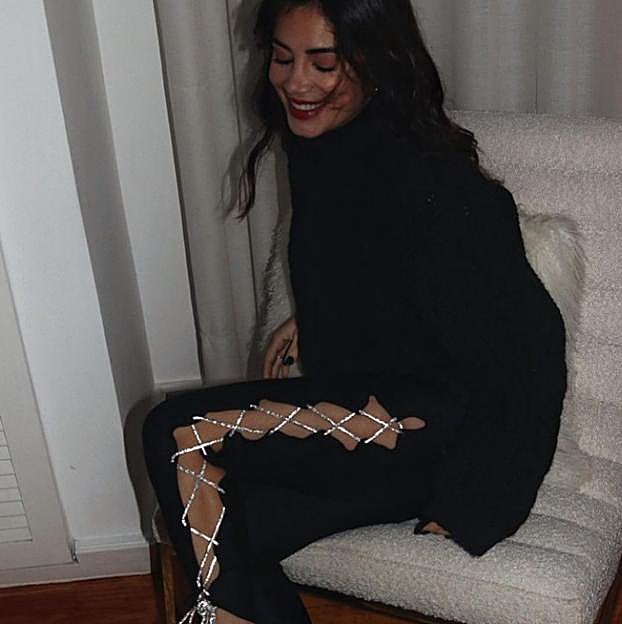 Imagen principal - Estas medias tienen una cita cruazada con lazada.