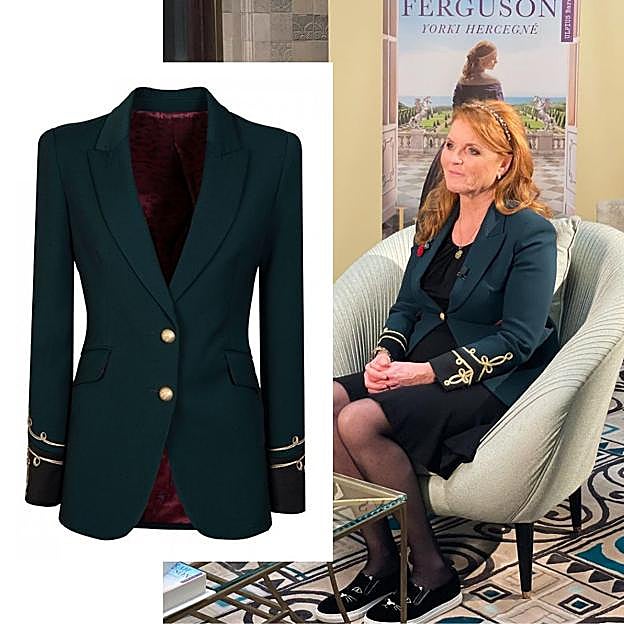 Sarah Ferguson con una chaqueta verde.