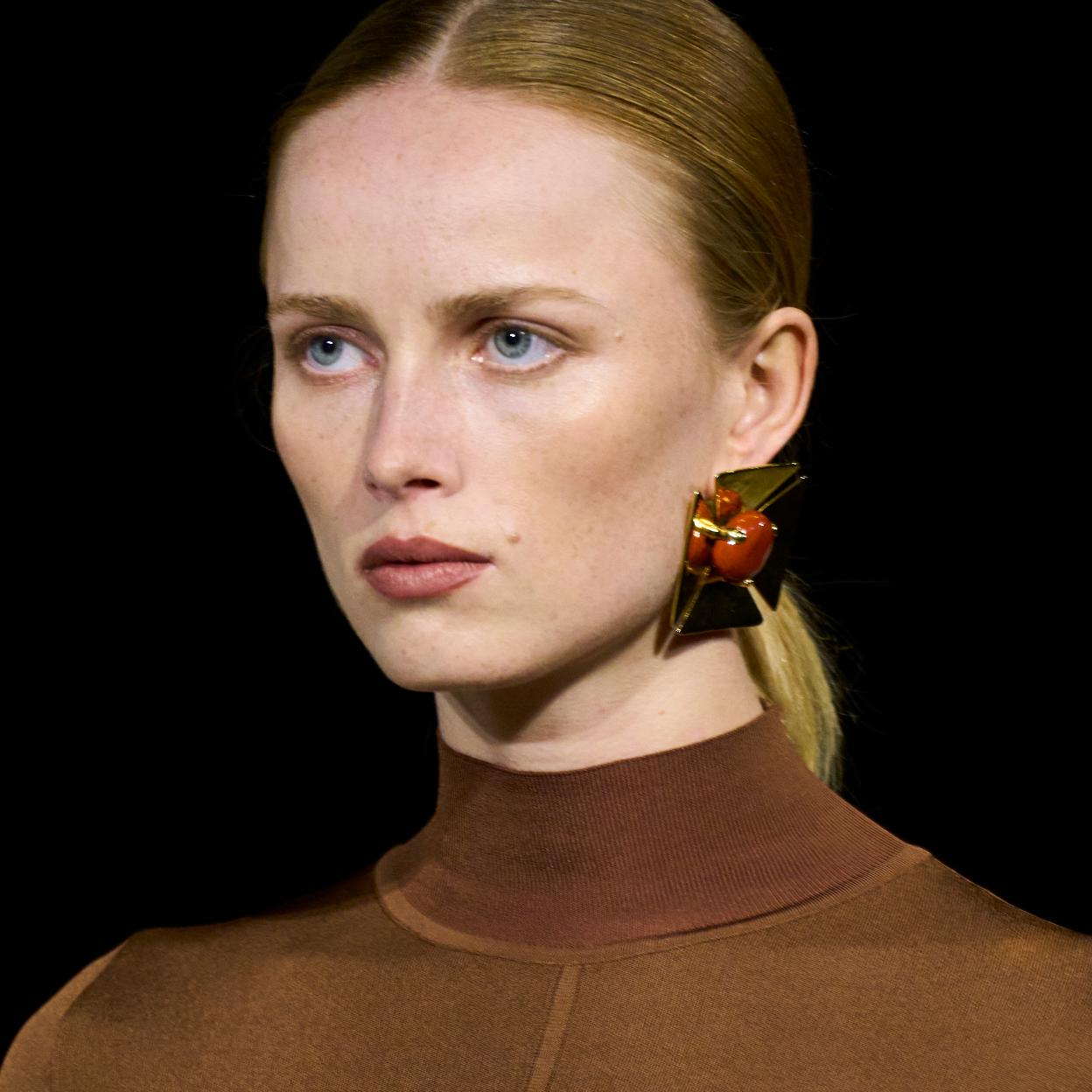 Modelo de pasarela con maquillaje natural.