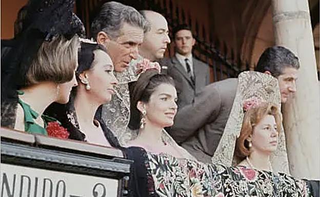 La condesa de Romanones con la duquesa de alba y Jackie Kennedy en los toros. 