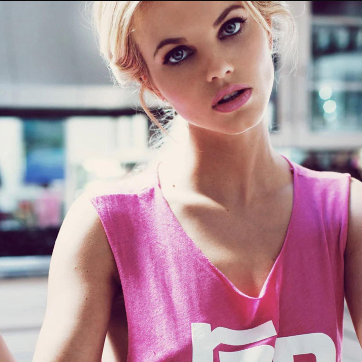 Influencer Ana Iglesias cocinando