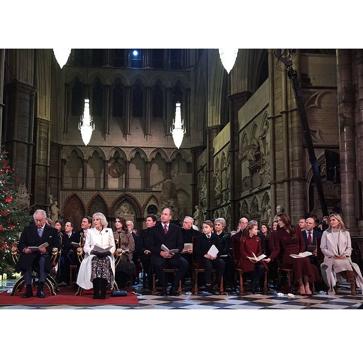 Imagen secundaria 1 - Imágenes del concierto de villancicos celebrado en la Abadía de Westminster.