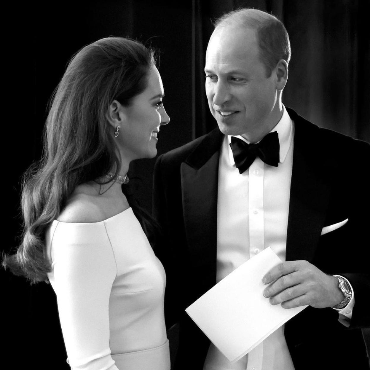 Kate Middleton y el príncipe Guillermo en una romántica imagen.