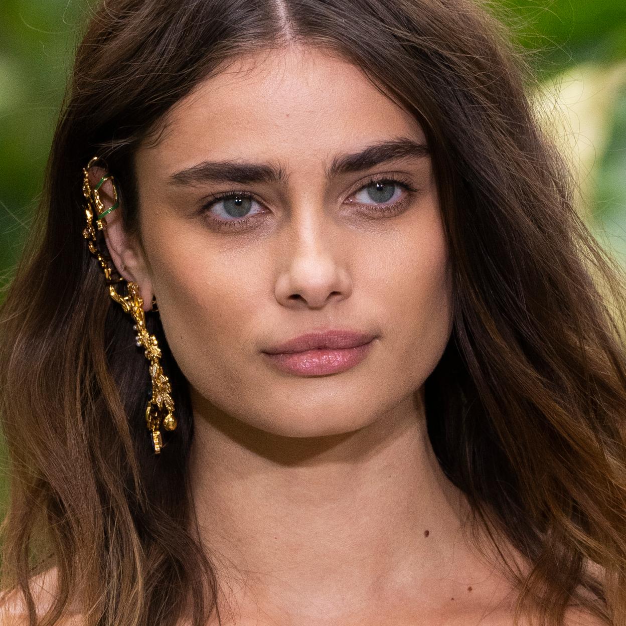 Un maquillaje de cejas.