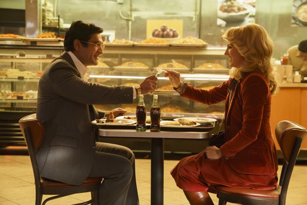 Somen “Steve” Banerjee es un inmigrante indio que se convirtió en el estrambótico fundador del mayor imperio de striptease masculino del mundo y no está dispuesto a que nadie se interponga en sus planes. Una saga repleta de crímenes reales ocurridos en la década de los 80 y los 90 protagonizada por Kumail Nanjiani (Silicon Valley), al que acompañan en el reparto Juliette Lewis (Yellowjackets) y Murray Bartlett (The White Lotus), entre otros.