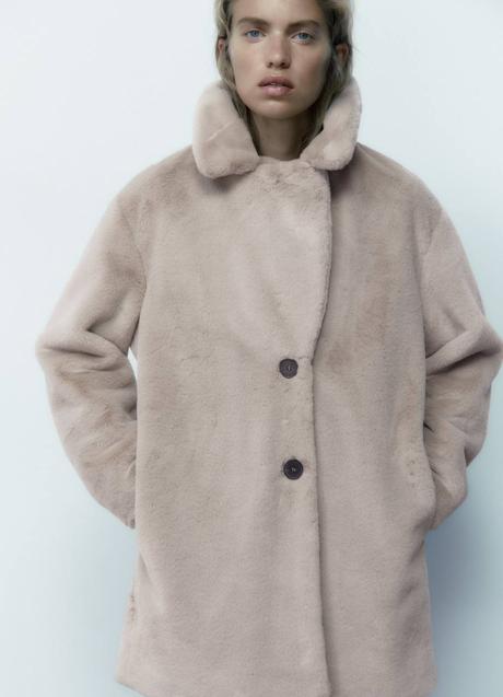 Imagen - Abrigo corto de pelo soft color arena