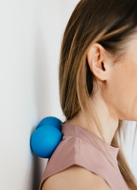 Imagen - Mujer estirando cuello/PEXELS