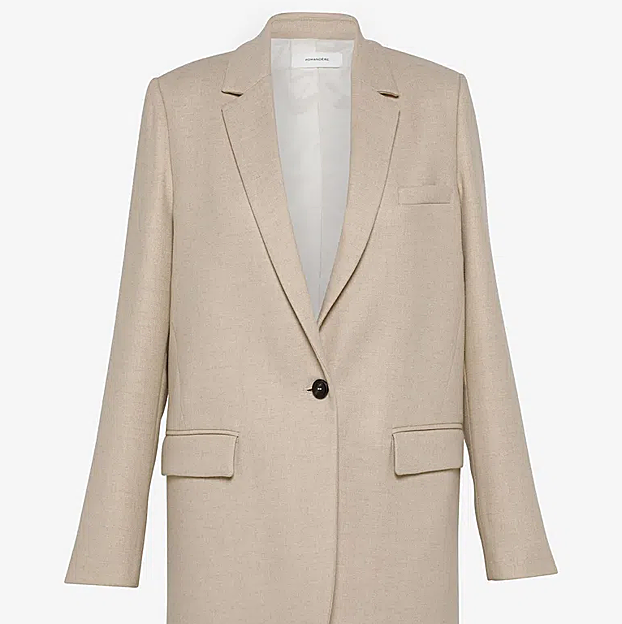 Imagen principal - Una blazer de Pomandère, una camiseta de Zara y una falda de H&M.